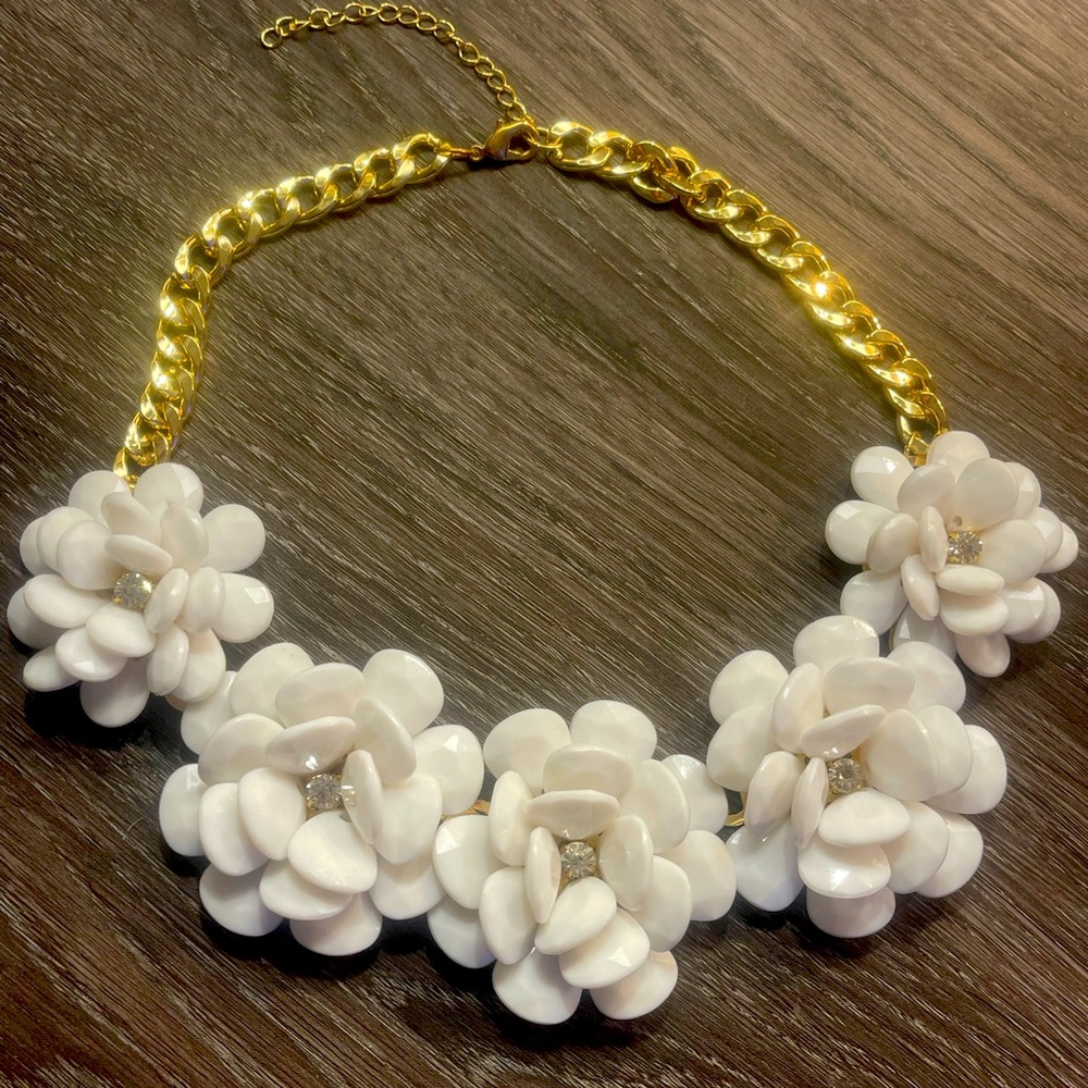 VINTAGE white and gold necklace